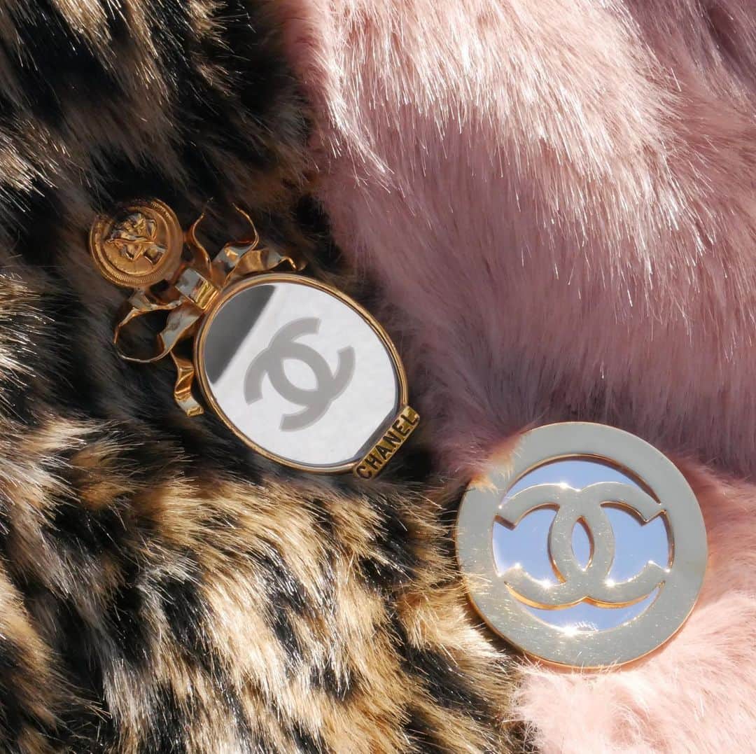 Vintage Brand Boutique AMOREさんのインスタグラム写真 - (Vintage Brand Boutique AMOREInstagram)「Vintage Chanel Brooch 💘  Available Online For Purchase🛒 Mirror Motif Brooch : AO22242 Mirror Medallion Brooch: AO30949  ✈️Worldwide Free Shipping 📩DM for more info and pricing  ➡️info@amorevintagetokyo.com  #vintagechanel #chanelbrooch #chanelaccesories #chaneladdict #amorevintage」1月10日 15時51分 - amore_tokyo