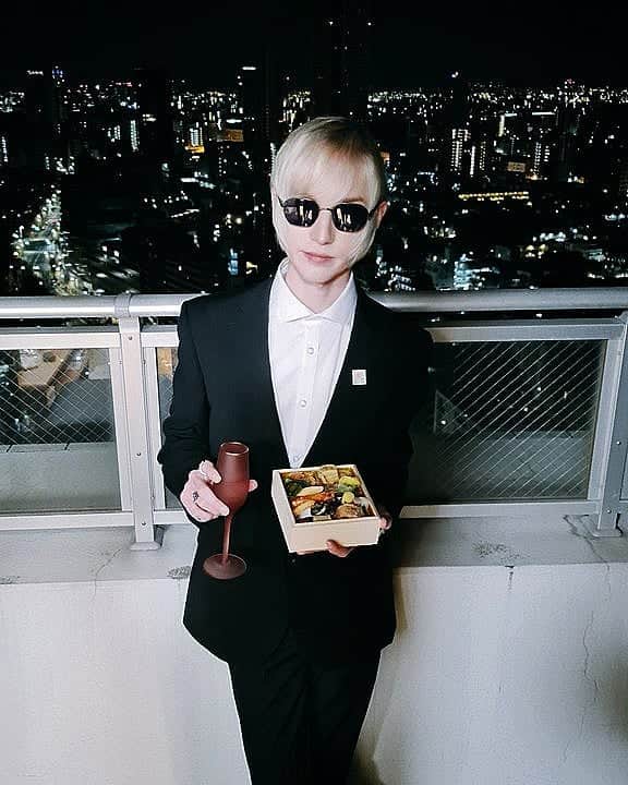 YOHIOのインスタグラム：「How is 2021 treating you this far?⁣ ⁣ I'm super happy to be back in Tokyo after waiting the whole of 2020 to be allowed back in. Can't even describe how grateful I feel. ⁣ ⁣ I know there's still a lot going on everywhere. But let's keep on moving forward.⁣ ⁣ The future is waiting around the corner.⁣ Now go make it something beautiful.⁣ ⁣ I believe in you. ⁣ ⁣ Love,⁣ YOHIO」