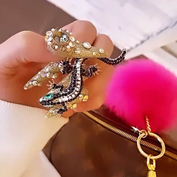 アンジェリカのインスタグラム：「🤍 . 🦎💖🦎💖🦎💖🦎💖🦎 nail 🦎💖🦎💖🦎💖🦎💖🦎 . 🤍」