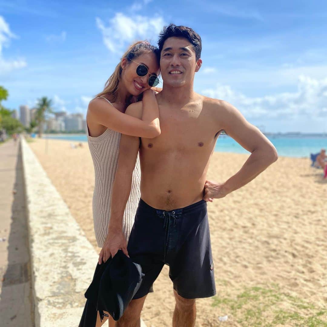 Mieのインスタグラム：「みんなー❤️2021年、明けましておめでとう🎉🎉🎉  ご無沙汰ー！！！ もう年が明けて9日が経ってしまった😩みんな元気にしてますか？！  年末年始からずっと仕事もSNSも全てお休みして、ペンシルベニアから冬休みにハワイへはるばる逢いに来てくれた姉家族と、ロサンゼルスに住む兄達と毎日海に山に色々朝から晩までフルパワーで楽しく過ごせてカラダもココロもパワーチャージ✌️  毎日大量の洗濯物に洗っても洗っても溜まるお皿に、掃除に、ひたすらご飯の事を考え、7人の子供たちの騒がしい声がこだまするお家で完全なる主婦業を姉と堪能し、改めて子供たち一人一人としっかり向き合う姉夫婦の姿に感銘を受けました。 旦那さんとのチームワークの在り方も勉強になった😉 自分たちは子供たちと良くやってるつもりでも、比べる対象があると、まだまだ未熟な事ばかりだなって気付きがあったり。 他人の生活を覗き見できるって、色んな意味で刺激もあってホント勉強になる🙌🏾 今は、3人の子供達が少なく感じていて、騒ぎ声のしないしんみり感🤣にみんなで 寂しさを噛み締めてる🥺  家族って本当にかけがえのない存在😩❤️  ということで！今年も愛する人を全力で愛して過ごしていきます❤️ そして、毎度毎度聞き飽きているかもしれませんが、言わせてください！  みんなが大大大好きです❤️  今年もみんなの、、、他人の子供の事や家族の事などなど、ツッコミお節介しちゃうかもですが、うるさいおばちゃんを宜しく頼みます🙌🏾  追伸、DMでよくお悩み相談いただくんだけど、日々沢山いただくので、読めてないで消えちゃったりすることもあり。辛すぎて大変！って方には出来るだけ返信したいので、返信欲しい！って方はぜひコメントにDMしたよ！って一言書いてね😆🙌🏾  ではでは2021年、出来るだけ笑って過ごしたいけど、なかなか人生そんなに上手くいかなかったり。悲しいことも寂しいことも、悩み怒りなども含め、勝手に私のあれこれシェアさせていただきます。みんなとずっと密に繋がっていたい❤️  今年もそんな私をどうぞ宜しくお願いいたします❤️  好きな言葉は、愛です🤣👍 Mie  2020.1.9(SAT)」