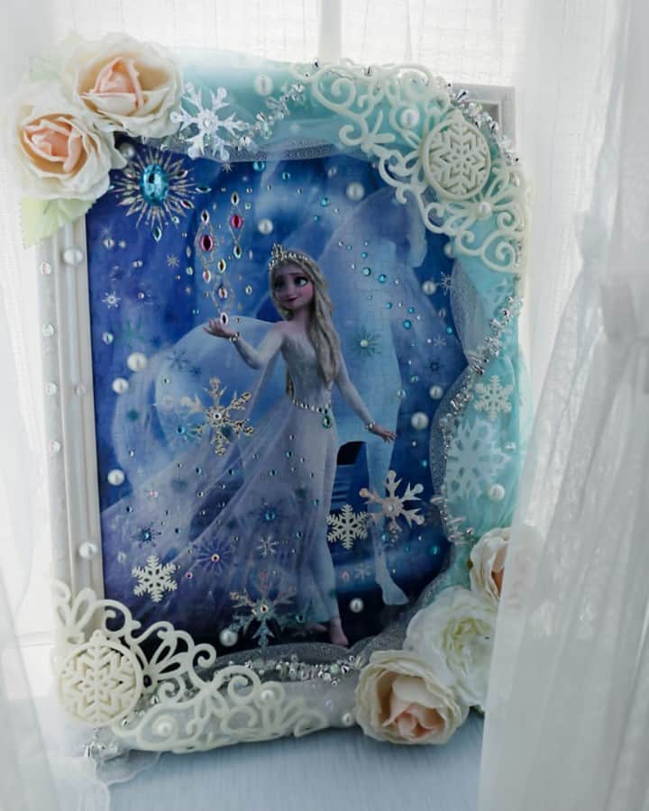 パズルデコレーション公式 エポック社のインスタグラム：「・ 雪デコパーツときらめくラインストーンで、エルサの魔法の世界を表現しました❄ 全体をブルー&ホワイトでまとめつつ、やさしいピンクローズを添えることで、どんなインテリアにも合う仕上がりに！  写真の商品： 『Elsa - Snow Queen -エルサ・スノークイーン‐』 300ピース  『パズデコ』は、これまでのジグソーパズルに自分なりの装飾を加えて楽しむ、新しいホビーです。 様々なデコレーションパーツが入っているので、すぐにパズルから装飾まで楽しむことができます。  完成した作品は、お部屋のインテリアとしても楽しむことができますよ。 商品の詳しい内容は、パズデコ公式ウェブサイトをチェックしてくださいね。 ©︎Disney  #パズルデコレーション #パズデコ #puzzdeco #盛りデコ #パズル #puzzle #ジグソーパズル #デコレーション #デコ #ハンドメイド #オリジナル #ディズニー #disney #FROZEN #Elsa #アナ雪 #アナと雪の女王 #エルサ #おうち時間 #ステイホーム #stayhome」