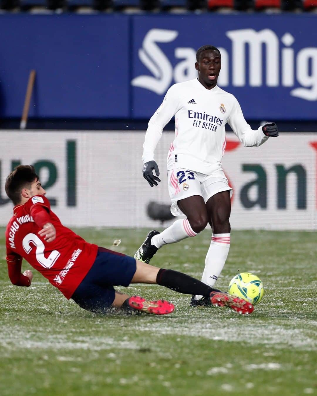 レアル・マドリードさんのインスタグラム写真 - (レアル・マドリードInstagram)「⚖️❄️ A draw in the snow against Osasuna. 🌨️ Un empate bajo la nieve de Pamplona. #RMLiga • #HalaMadrid」1月10日 16時00分 - realmadrid