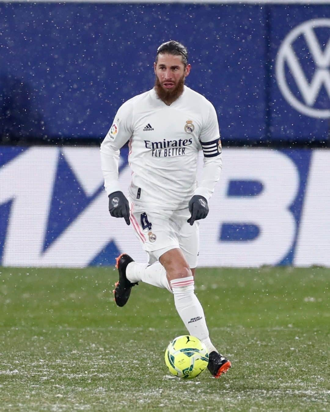 レアル・マドリードさんのインスタグラム写真 - (レアル・マドリードInstagram)「⚖️❄️ A draw in the snow against Osasuna. 🌨️ Un empate bajo la nieve de Pamplona. #RMLiga • #HalaMadrid」1月10日 16時00分 - realmadrid