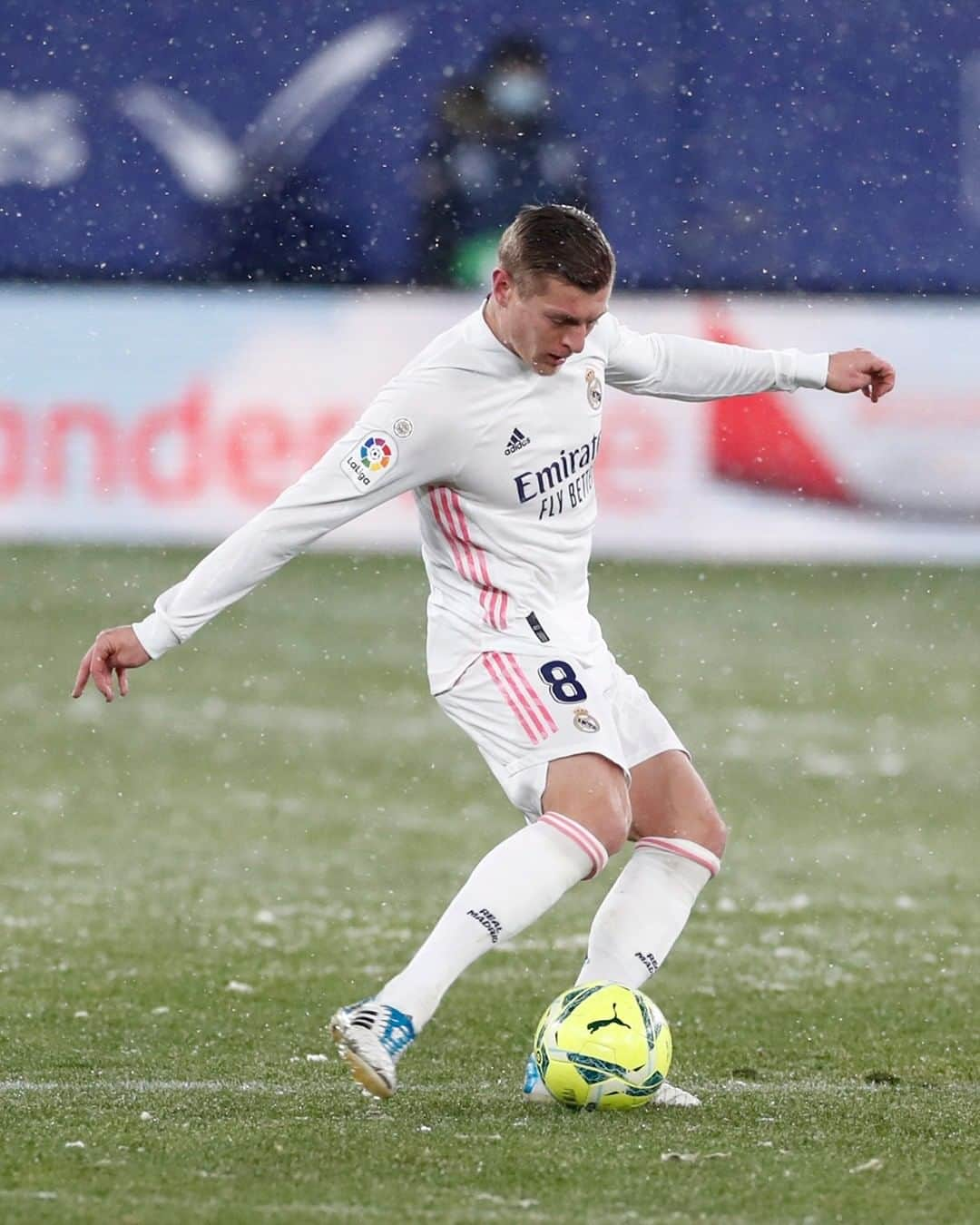 レアル・マドリードさんのインスタグラム写真 - (レアル・マドリードInstagram)「⚖️❄️ A draw in the snow against Osasuna. 🌨️ Un empate bajo la nieve de Pamplona. #RMLiga • #HalaMadrid」1月10日 16時00分 - realmadrid