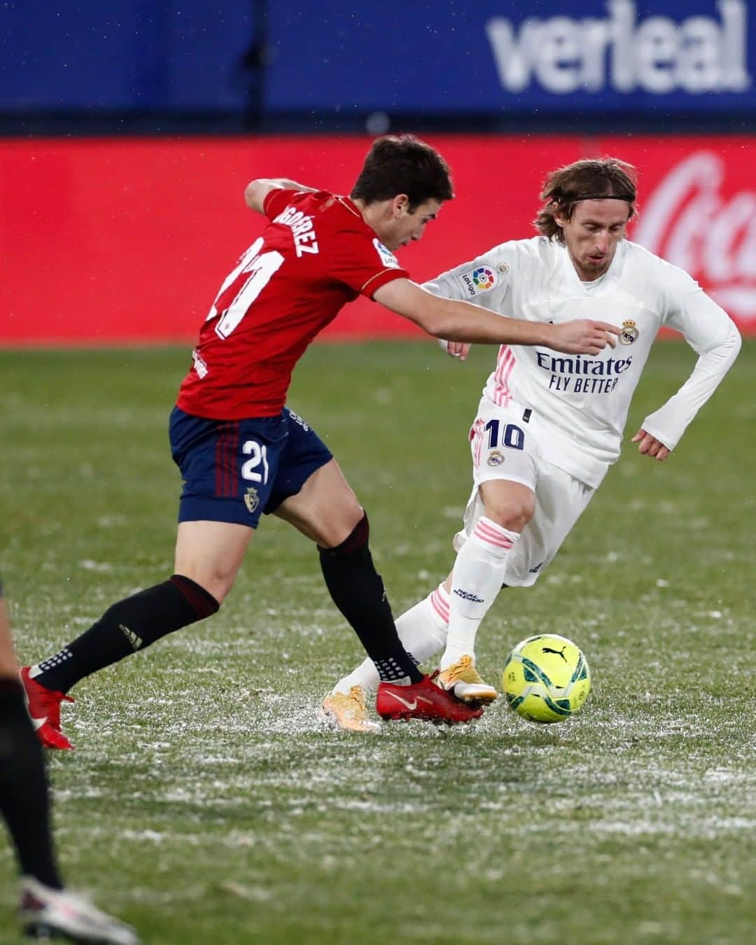 レアル・マドリードさんのインスタグラム写真 - (レアル・マドリードInstagram)「⚖️❄️ A draw in the snow against Osasuna. 🌨️ Un empate bajo la nieve de Pamplona. #RMLiga • #HalaMadrid」1月10日 16時00分 - realmadrid