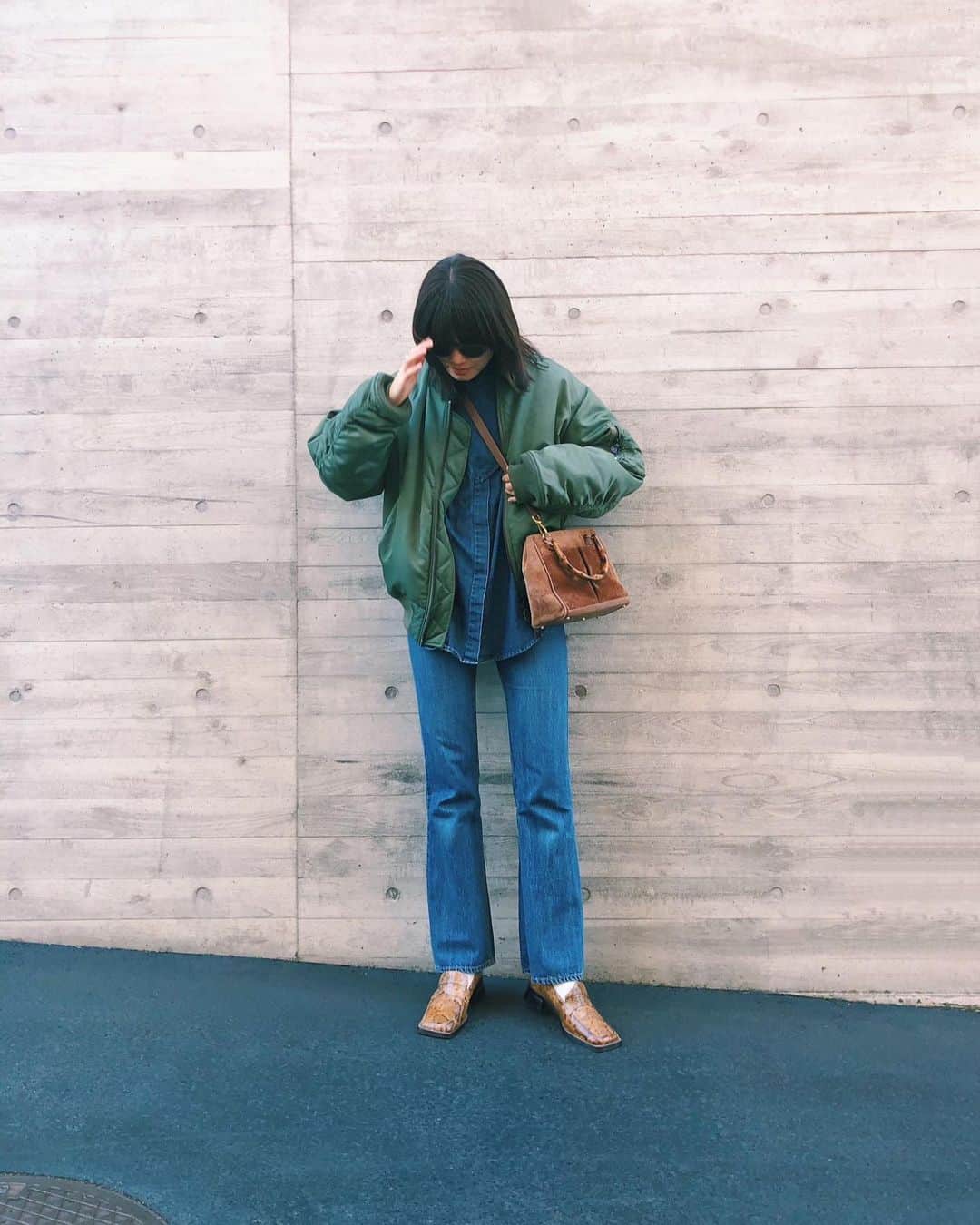 垣内彩未さんのインスタグラム写真 - (垣内彩未Instagram)「再販がスタートした @not_lonely_tokyo の MA-1 TYPE ジャケット🧥  自分の想像異常に暖かく、 そして本当に軽くて ついコレばかり着がちな今年の冬。 あぁ、このジャケット 作って良かった！ と、心から思っています。  そして やたら🤳に写りたがる娘🤣  #kakiuchiayami服」1月10日 16時13分 - kakiuchiayami