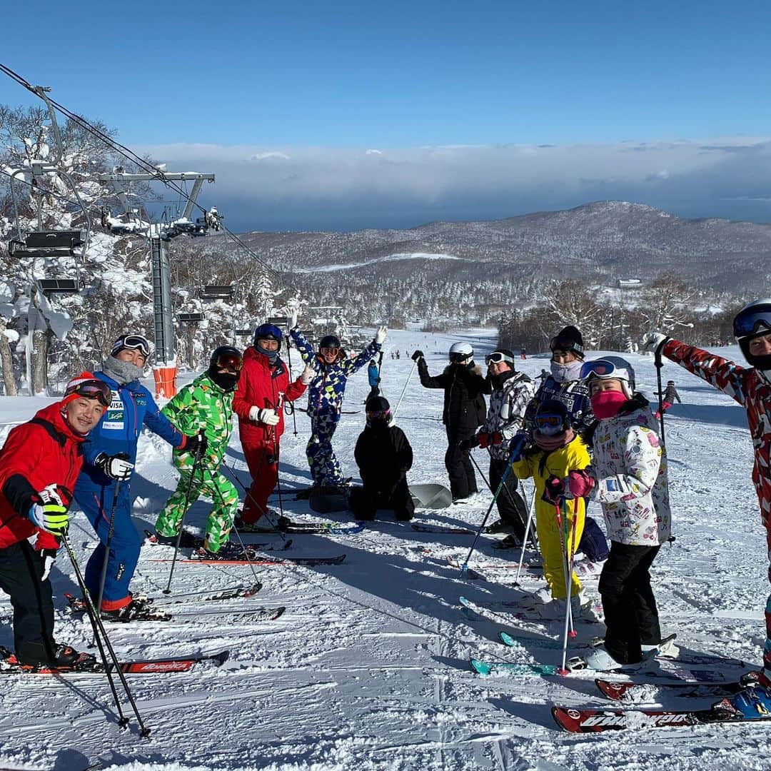 吉原宏太のインスタグラム：「今日は大勢で札幌国際スキー場⛷  こんなに人が来てると知らずにビックリ。  あとで元祖コンサドーレのトレーナー堀尾さんも来るし。(*ﾟーﾟ)  なんでも大勢でやるのは楽しいですね。 こんな時だから思いっきりは羽は伸ばせなかったけど最高のスキーになりました。(o'ー'o)  ただめちゃ寒くてちょっと手を出してると痛いし写真や動画は少なめです。  それにしても北海道の方々はスキー半端なく上手いわ。。。  関西人なのにスキーできるのは毎年雪山に連れて行ってくれた両親に感謝です。🎿 最終日までレッスン入れられて苦痛でしかなかった思い出ですがw  スキーめちゃ楽しいのでもっと盛り上げましょう。٩꒰⍢ ꒱۶⁼³₌₃  井山くんの使っていた板めちゃ滑りやすい。 次は青いのお願いします🤲  ありがとうございます😊😊😊」