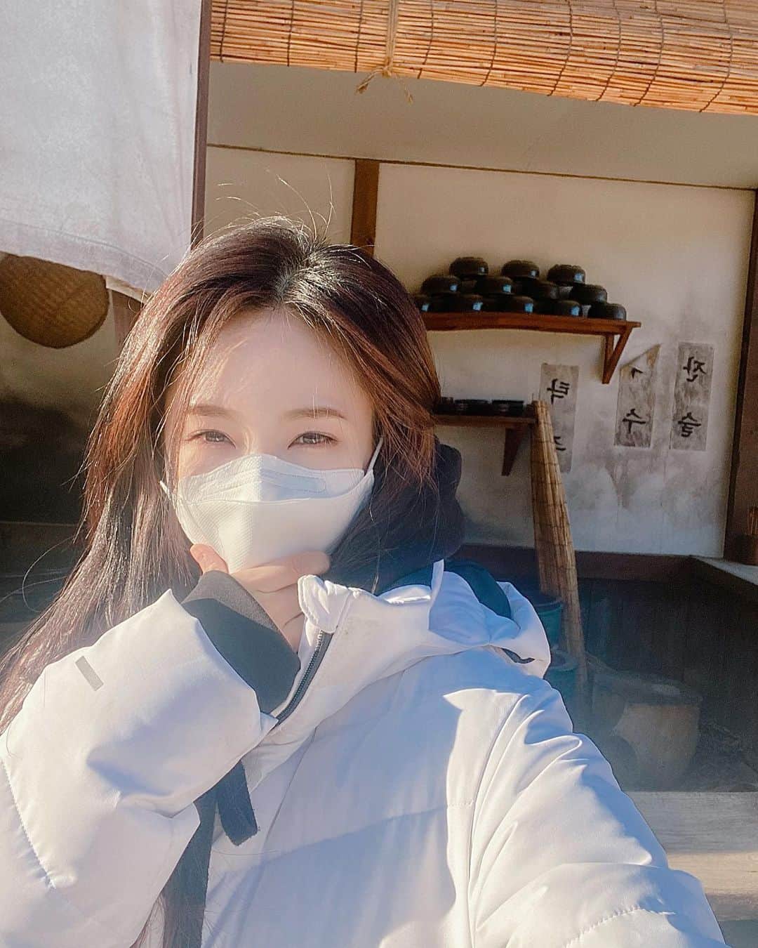 リンジさんのインスタグラム写真 - (リンジInstagram)「#야외세트장 #일하는중 #대기시간 #햇살좋은날에 #linzy」1月10日 16時16分 - linzy_minji