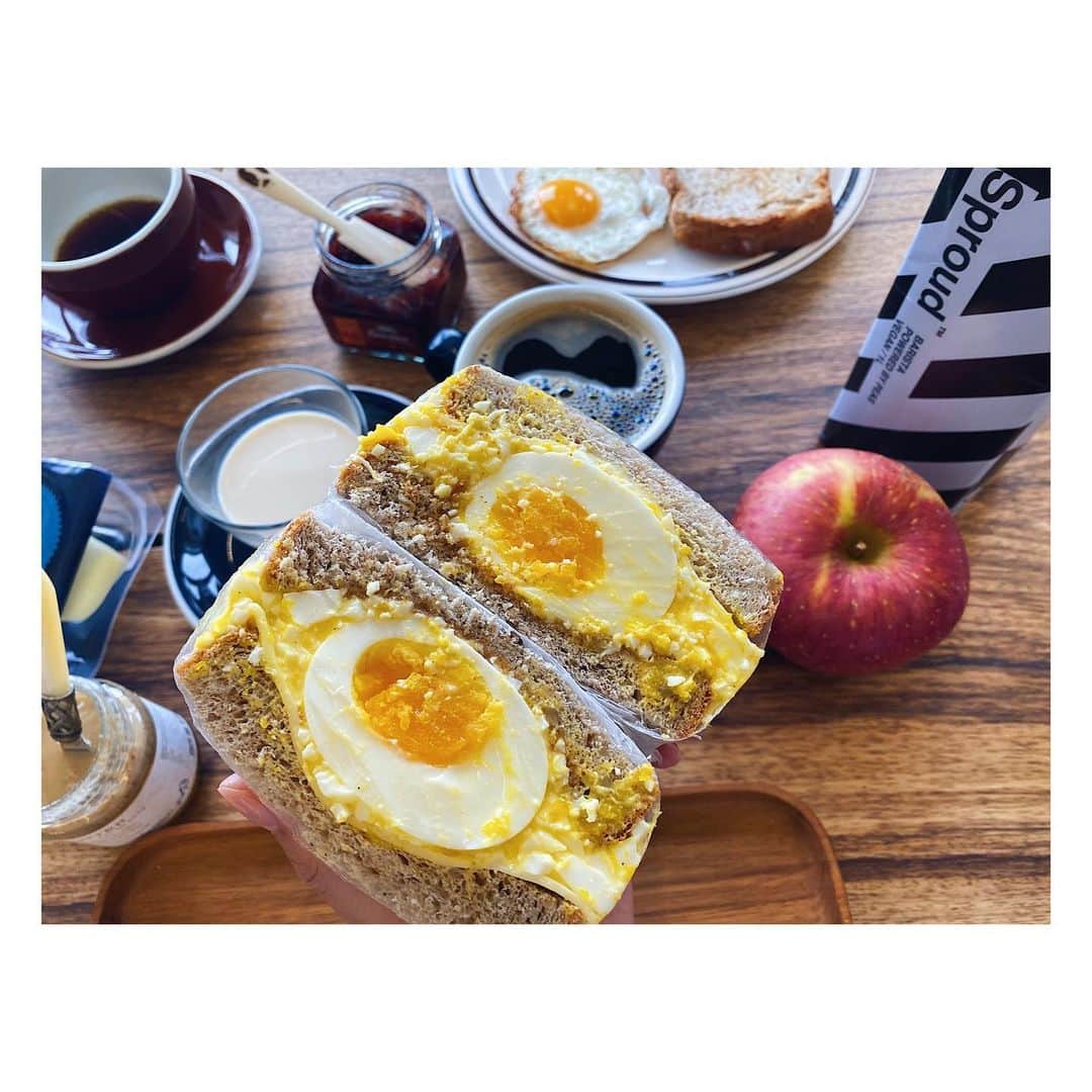 チン・ジェヨンのインスタグラム：「. 에그샌디위치. 일요일은 희안하게 빵이땡김 🍞 . . #진재영키친 #진재영일몬도jeju  . .」