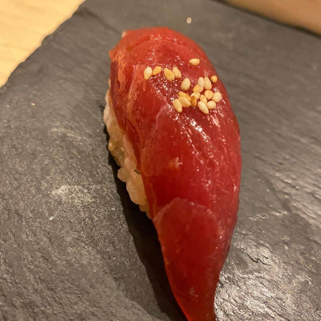 小野麻亜矢さんのインスタグラム写真 - (小野麻亜矢Instagram)「友達が、少し早いけどと  お寿司とプレゼントでお祝いしてくれたーーーー♡  実際もーっと食べてるけど、載せきれなかったので、、、 これがお寿司だぁーー！と 久々に美味しいお寿司にありつけて、しかもゆっくり味わえて嬉しかったぁ♡  #ありがとう#お祝い#お寿司好き#savon #お腹いっぱい#スクラブでつるつるになる#ゆっくりした食事の時間#いつもは早食い」1月10日 16時19分 - ono_maaya