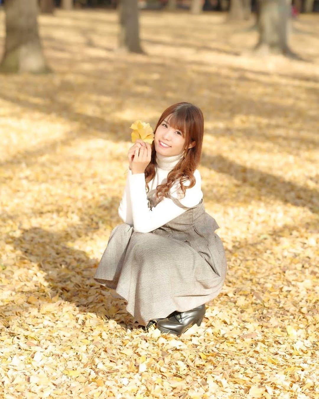 宮瀬七海さんのインスタグラム写真 - (宮瀬七海Instagram)「黄色🍁💛 . . 年末の撮影会で 紅葉終わりのイチョウが とっても綺麗だったの( *´꒳`* )♡♡ 良き良きまるでしょ？🥰✨✨  黄色い絨毯みたいで綺麗だった🍁💛 いつも素敵にお写真撮ってくれて ありがとう(♡´▽`♡)  #イチョウ #いちょう #紅葉 #黄色 #yellow #代々木公園 #park  #Japan #beautiful #四季 #綺麗 #ポートレート #撮影会 #model #冬 #秋 #winter #autumn #tokyo #モデル #レースクイーン #宮瀬七海 #ロングヘア #巻き髪  #お気に入り #写真 #up #likeme  #いいね #フォロー」1月10日 16時20分 - nanami_miyase