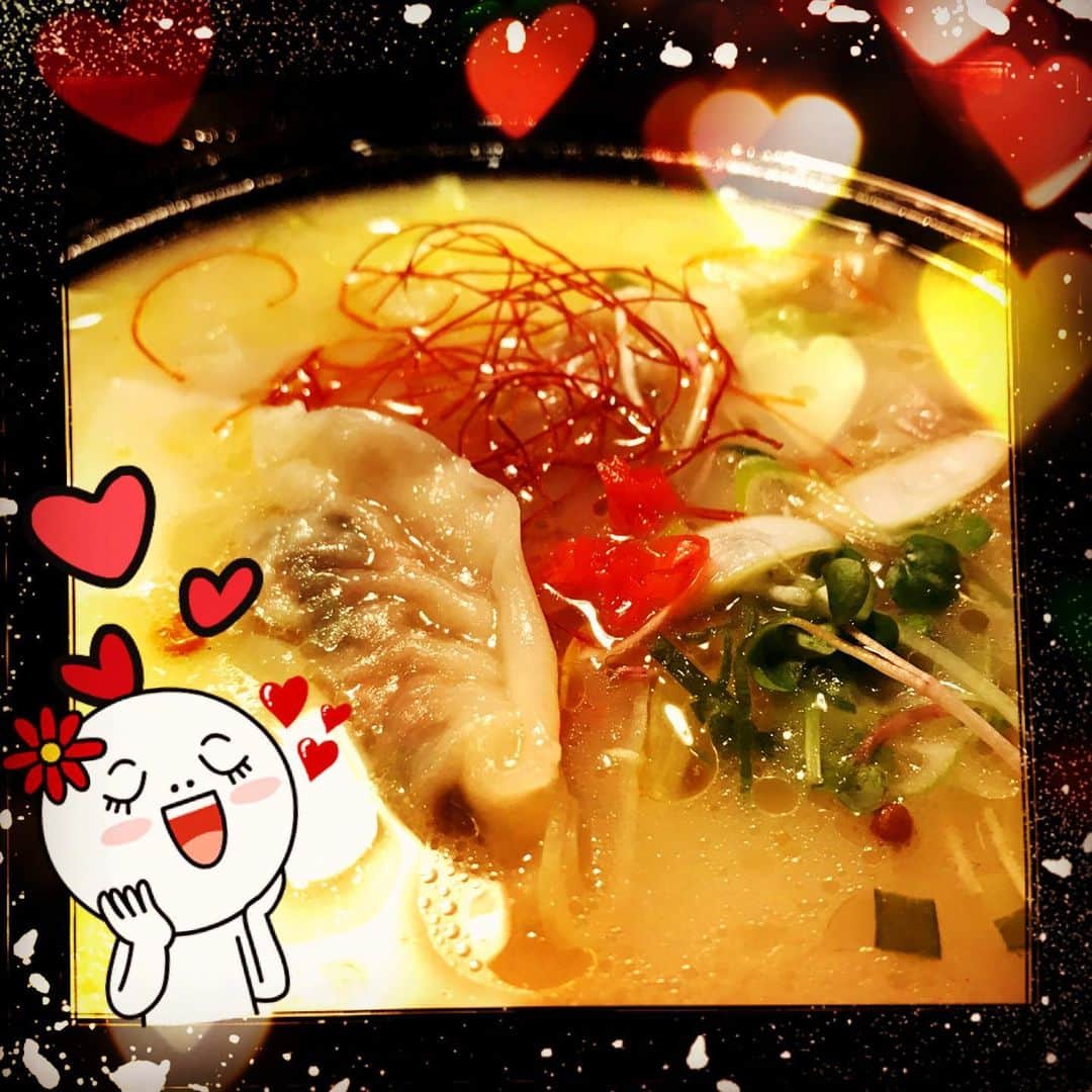 うまかもん九州料理 九州魂天王寺店のインスタグラム：「まいど九州魂（くすだま）天王寺店です！  暖まるのはモツ鍋だけちゃうで！と登場したのはキャベツと食べる水餃子！  んでビールをグビッと！ ご来店、お待ちしてます！  #阿倍野居酒屋 #阿倍野グルメ #天王寺グルメ #もつ鍋とハイボール #馬刺しと焼酎 #炭火焼きと焼酎 #餃子とビール #活き貝と日本酒」