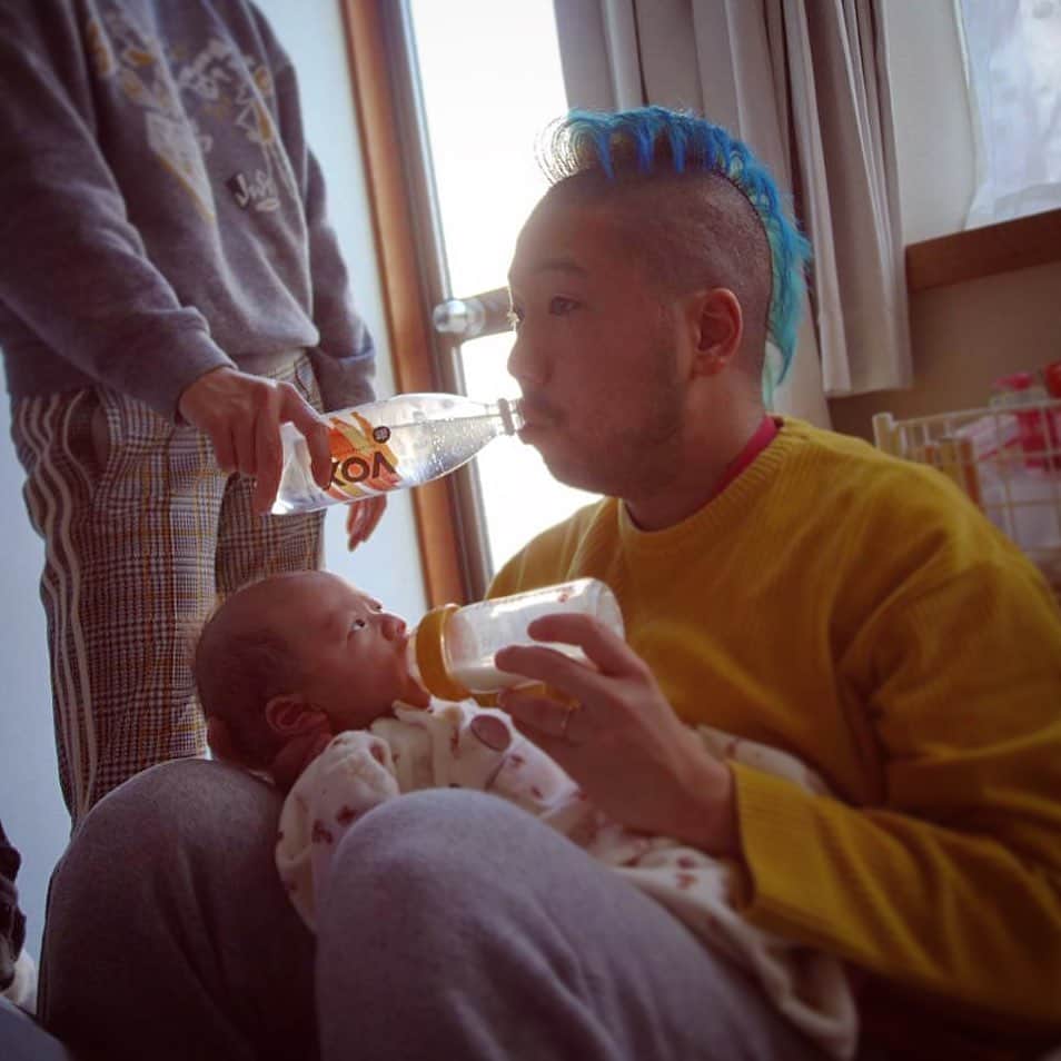 のインスタグラム：「飲ませてーー🍼👶🏻😁  Feeding tiiimeeee 😆」