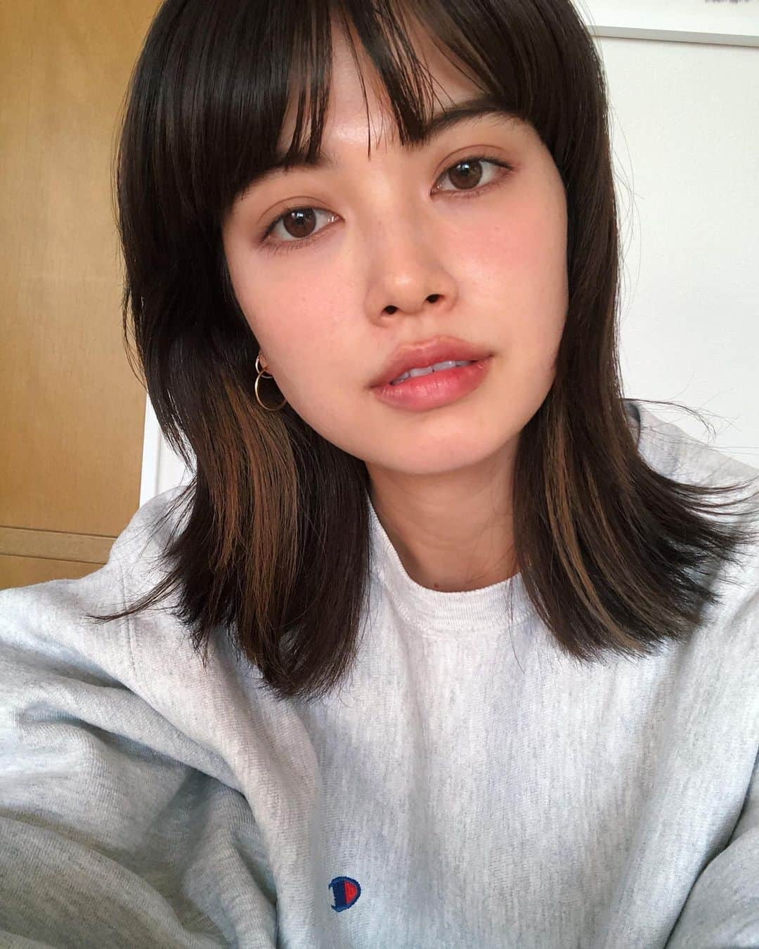 垣内彩未さんのインスタグラム写真 - (垣内彩未Instagram)「髪伸ばし中だけど 何かしたいなーーということで インナーに ちょっとだけハイライト🔥  昔は 髪が長かろうが 伸ばし中だろうが何だろうが ブリーチを何度も何度も これでもか！と、 やりまくっていたけれど 今現在その勇気は無く、笑 これくらいのハイライトで 落ち着きました🍵👵🏻  でも良い気分転換に㊗️」1月10日 16時33分 - kakiuchiayami