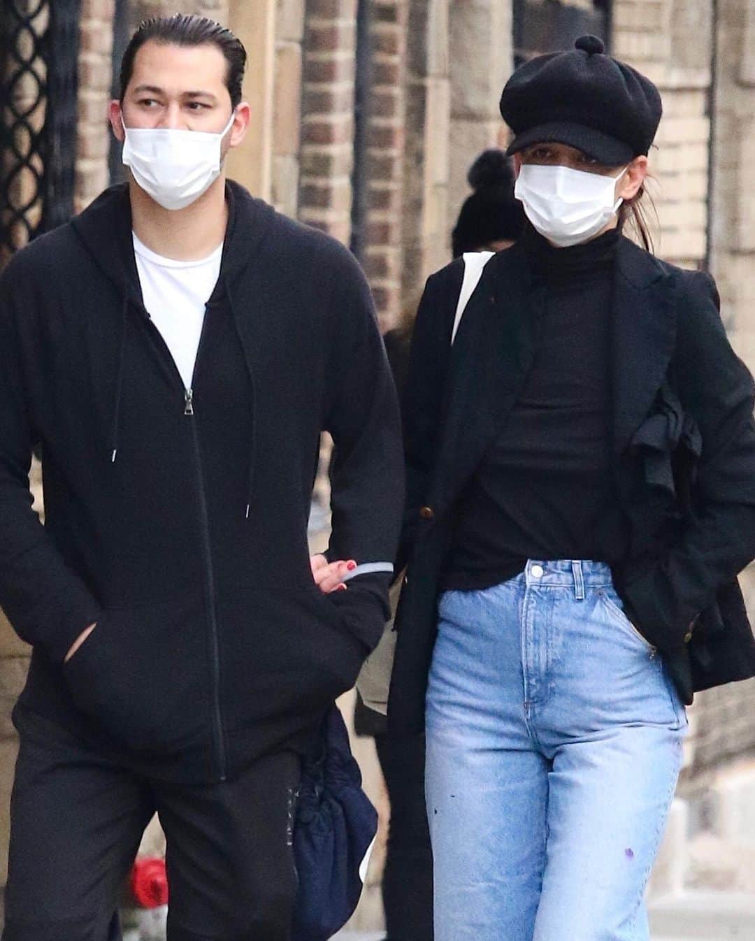 Just Jaredさんのインスタグラム写真 - (Just JaredInstagram)「@katieholmes212 & boyfriend @emiliovitolo walk arm-in-arm while out for the day in the Big Apple! #KatieHolmes #EmilioVitolo Photos: Backgrid」1月10日 16時35分 - justjared