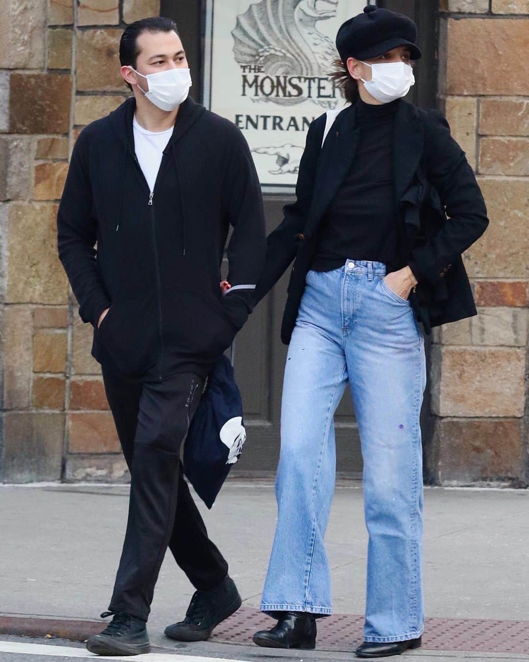 Just Jaredさんのインスタグラム写真 - (Just JaredInstagram)「@katieholmes212 & boyfriend @emiliovitolo walk arm-in-arm while out for the day in the Big Apple! #KatieHolmes #EmilioVitolo Photos: Backgrid」1月10日 16時35分 - justjared
