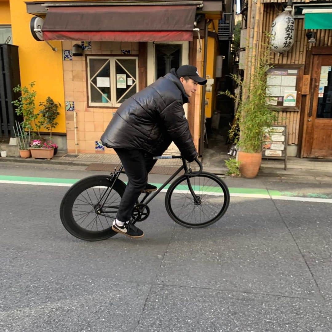 ダイキさんのインスタグラム写真 - (ダイキInstagram)「こんにちわ。 最近の移動は自転車！ @chi_darumakebarikai さんの後輪のカーボンを引き継いで益々、快適に☺️ ありがとうございます！！！ #dinertokyo #ピストバイク #カーボンホイール」1月10日 16時36分 - daiki_sugiura0619