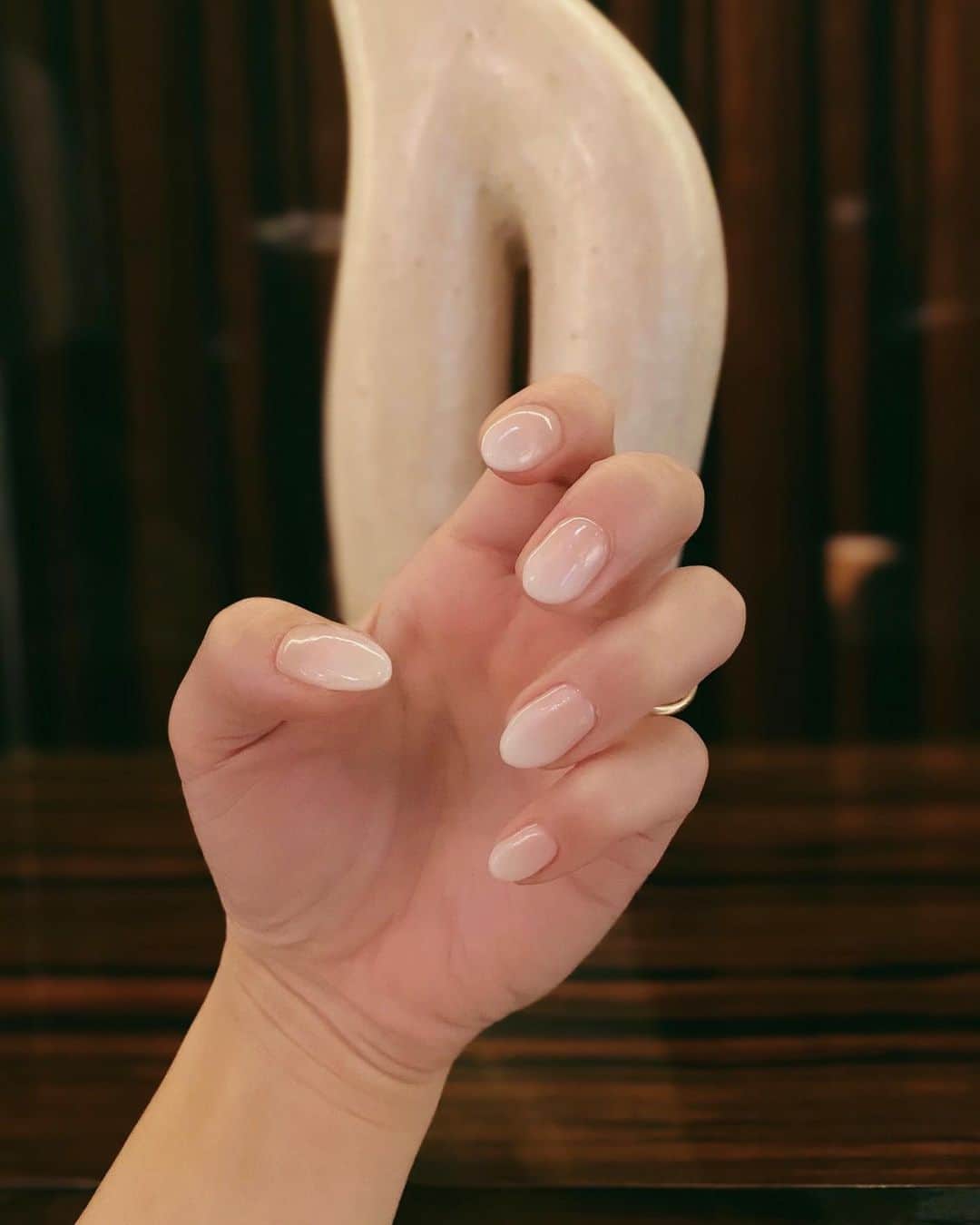 宮本沙恵のインスタグラム：「nail🤍 ホワイトのグラデーションです🤍 #ネイル」