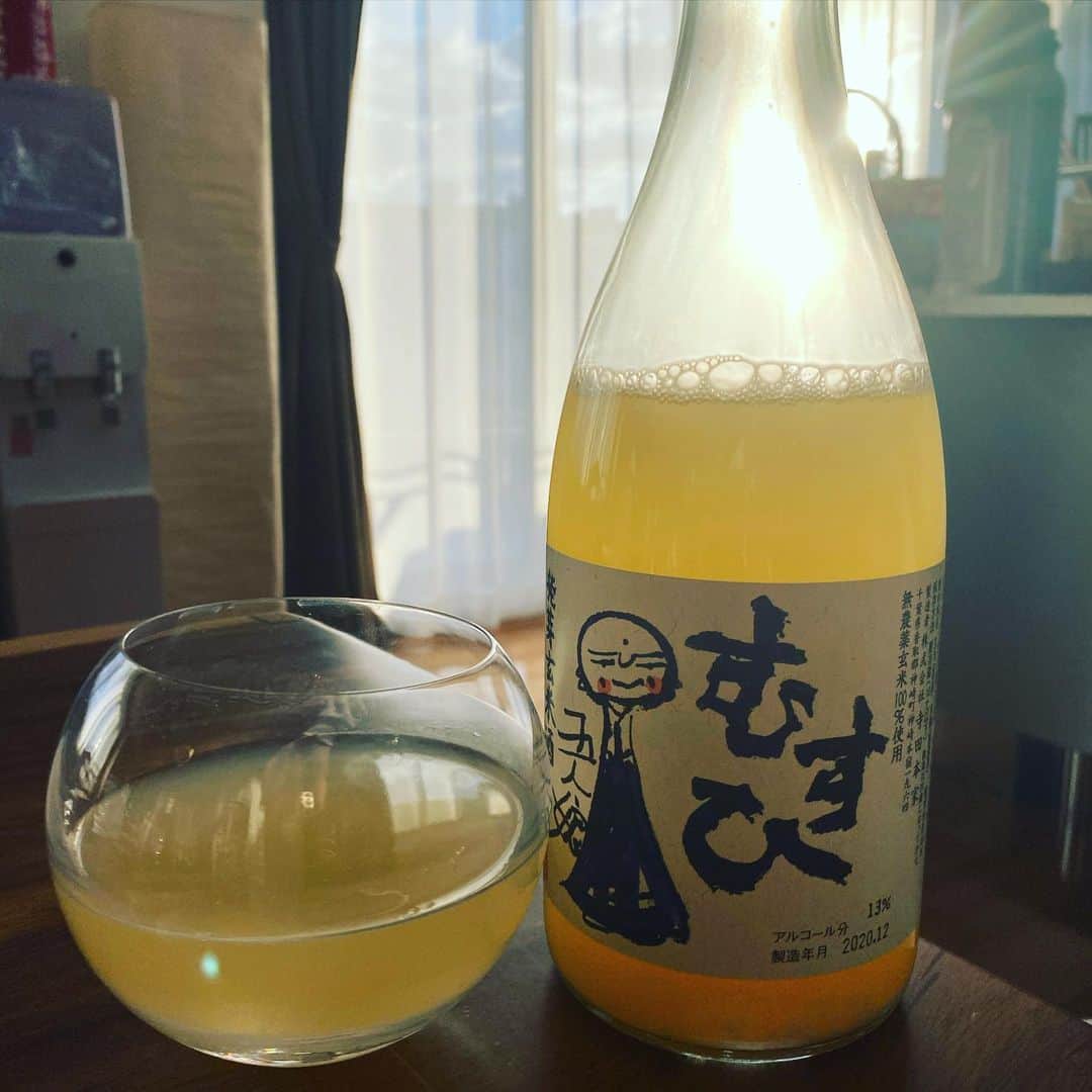 窪塚洋介のインスタグラム：「大好きな酒を、大好きなグラスで😘  発芽玄米酒で腸脳力🧠発動^ ^  ※YouTube「今をよくするTV」にて只今配信中の回の酒蔵です  #WATASHI #watashijapan  #寺田本家 #むすひ」