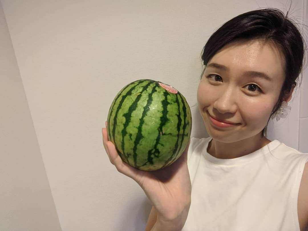 山部朱里さんのインスタグラム写真 - (山部朱里Instagram)「. . 【我が家にある47都道府県】 昨年の夏から勝手に取り組んでいる、我が家にある47都道府県シリーズ！ いつもはストーリーに投稿しているのですが、ここにも記録投稿します！ アーカイブも見てね〜✨ みなさんもお家にある47都道府県見つけておうち時間楽しめますように😊 そして女子アナ47 @jana47com の活動もチェックしてもらえると嬉しいです🤗🤗🤗  . 1群馬 小玉すいか 甘くてシャリシャリ。 皮が薄くてギリギリまで味わえる！ 冷蔵庫にまるごと入るこのサイズがいい。. . . #群馬 #群馬県 #群馬県産 #ぐんま #jaにったみどり #すいか #小玉すいか #ひとりじめ #農産物 #野菜 #果物 #農業 #アナウンサー #フリーアナウンサー #女子アナ47 #地方創生」1月10日 16時39分 - yamabeakari