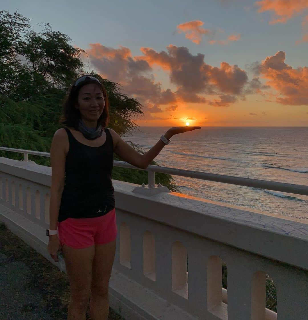 飯島寛子さんのインスタグラム写真 - (飯島寛子Instagram)「Good morning from Hawaii. 決してあたりまえではない朝を ありがとう😊 今日も宜しくー  #朝活 #朝日 #sunrise #daiamondheadroad  #ハワイを走ろう」1月11日 3時31分 - hirokoiijima