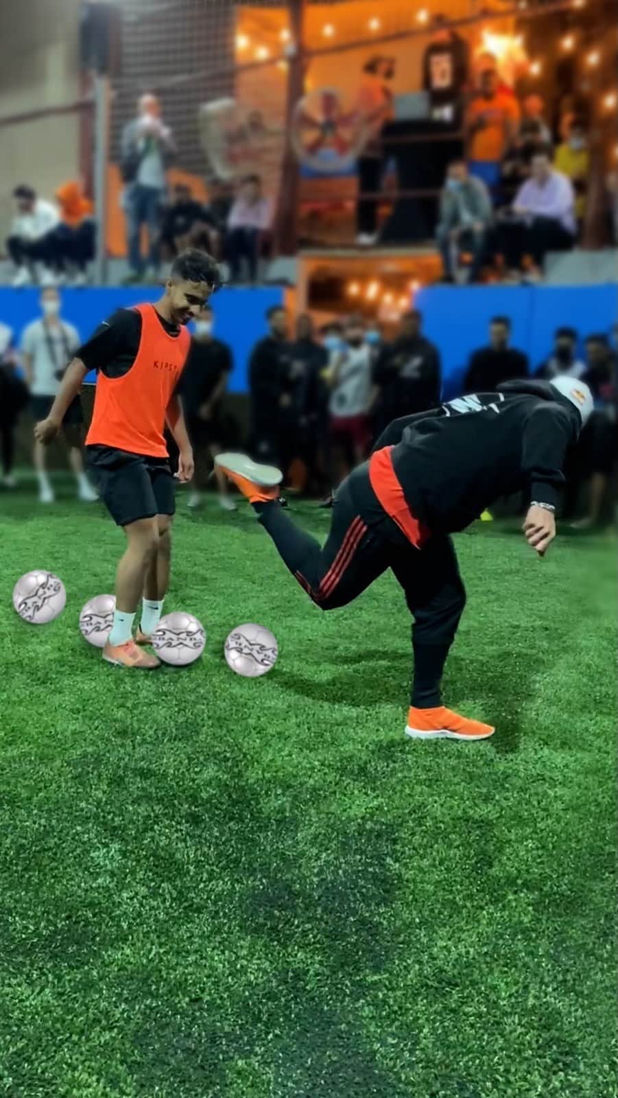 ショーン・ガルニエのインスタグラム：「Guys : Why do you open your legs ?! 🤣 Great night with @433 #Football #Dubai #2021 #skills @torontosportacademy」