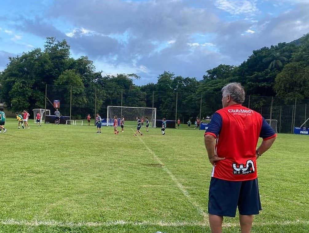 ジーコさんのインスタグラム写真 - (ジーコInstagram)「Terminamos hoje a primeira semana da Clinica de Futebol Zico 10 no Club Med Rio das Pedras, com todas as recomendacões dos orgãos de saude. Otima participação da garotada e de seus responsáveis. Todos recebendo seu diploma e medalha de participação.」1月11日 2時18分 - zico