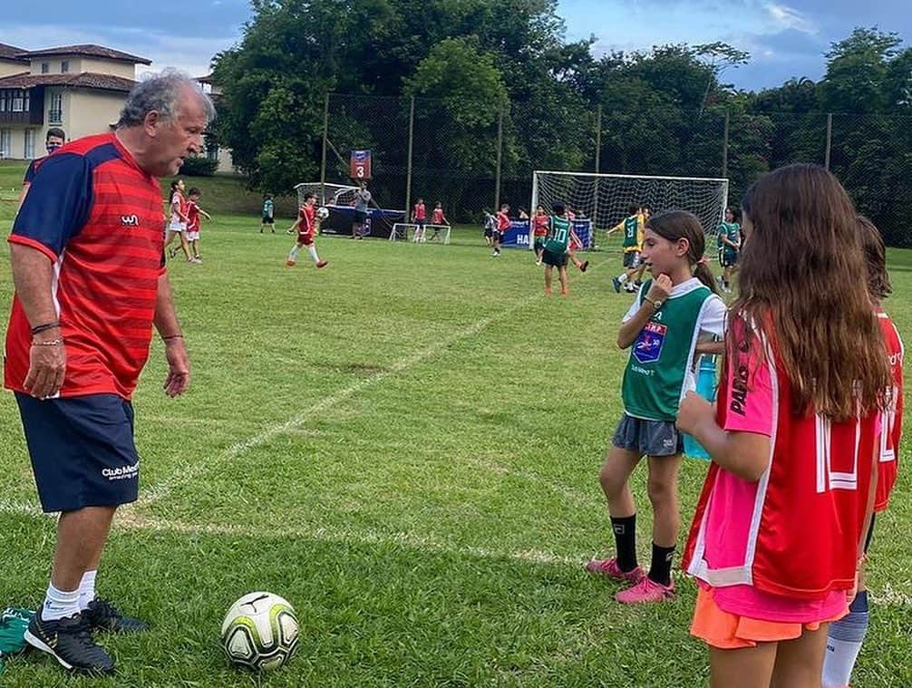 ジーコさんのインスタグラム写真 - (ジーコInstagram)「Terminamos hoje a primeira semana da Clinica de Futebol Zico 10 no Club Med Rio das Pedras, com todas as recomendacões dos orgãos de saude. Otima participação da garotada e de seus responsáveis. Todos recebendo seu diploma e medalha de participação.」1月11日 2時18分 - zico