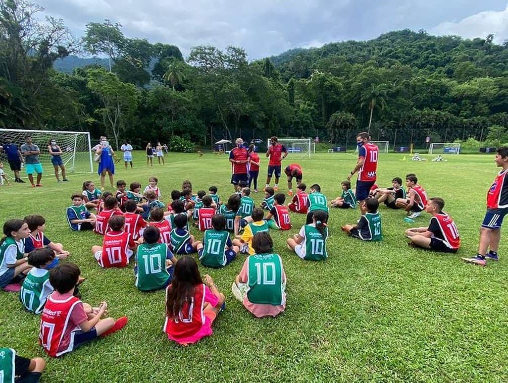 ジーコさんのインスタグラム写真 - (ジーコInstagram)「Terminamos hoje a primeira semana da Clinica de Futebol Zico 10 no Club Med Rio das Pedras, com todas as recomendacões dos orgãos de saude. Otima participação da garotada e de seus responsáveis. Todos recebendo seu diploma e medalha de participação.」1月11日 2時18分 - zico