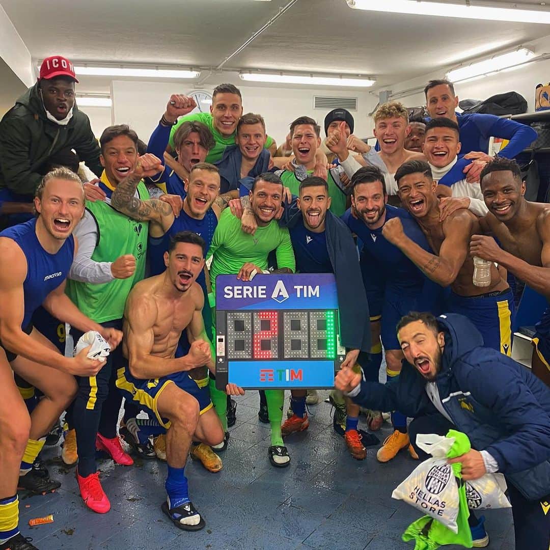 コライ・ギュンターのインスタグラム：「Vittoria importantissima ! +3   Huge win ! +3 #SerieA #Teamspirit」