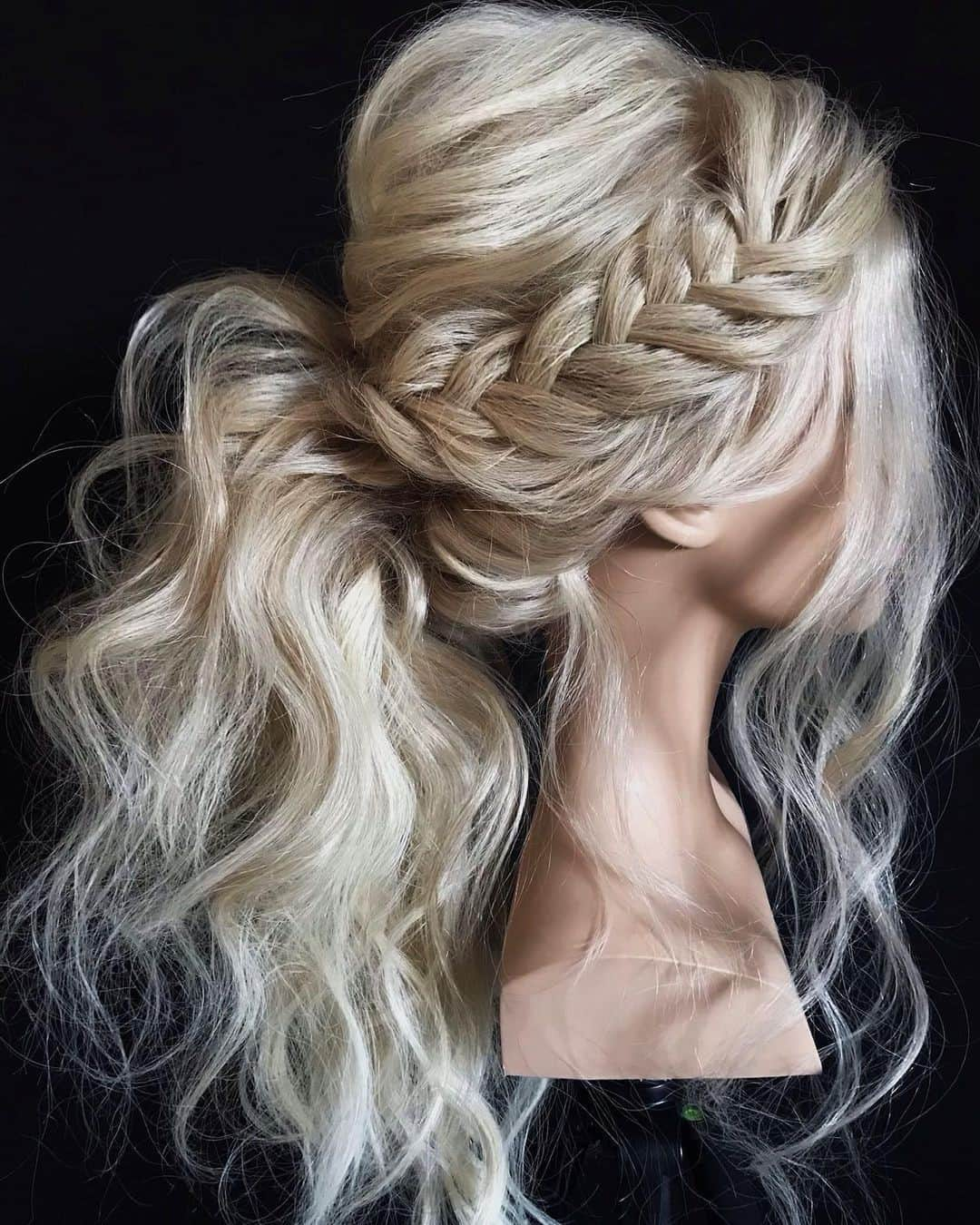 Sam Villaさんのインスタグラム写真 - (Sam VillaInstagram)「Another day - another #braid on a #mannequin. It's never too early to build a #weddingseason look book! ⠀ ⠀ What is your favorite style to #finesse in your downtime? #Updos? #Downstyles? #Braids? Tell us in the comments what style - or styles! - you want to devote time to in 2021. ⠀ ⠀ hair by @svglamour」1月11日 2時25分 - samvillahair