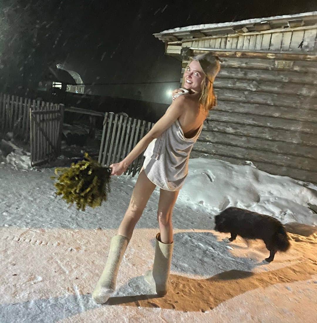 ヴラダ・ロスリャコヴァのインスタグラム：「Tough Russian woman 😎  Баня, через дорогу- раздевалка.」