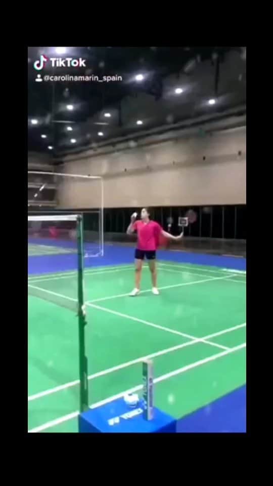 キャロリーナ・マリンのインスタグラム：「Training session 🇹🇭🏸 #PuedoPorquePiensoQuePuedo #CourtsAreCalling #badminton #badmintonlovers #sport #sportlife #badmintonthailand #sports」