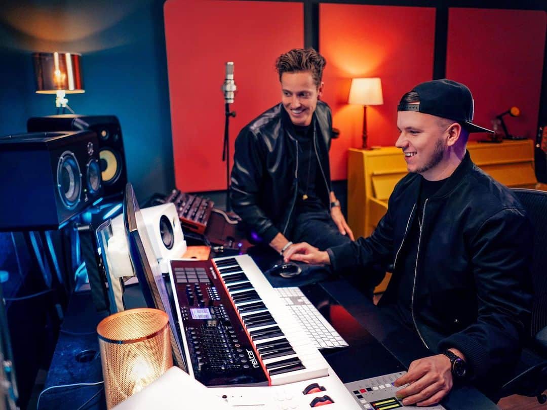 SICK INDIVIDUALSのインスタグラム：「Stuck in the studio together ! 😁🎵」
