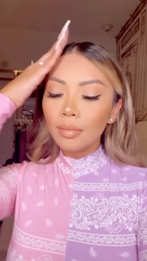 リアン Vのインスタグラム：「Goodmorning! Let’s get ready! 💕   Makeup Details Eyes: @profusion MIRAGE palette Foundation: @narsissist - 3.5  @dior Face and body 4warm olive  BROWS: @anastasiabeverlyhills dip brow-  soft brown and to shape -  @kevynaucoin number #11 #8 Concealer: @toofaced - natural beige KKW- 5  Contour creme: @william.tuttle in Chinese II  Setting powder: @lauramercier  Highlight: @artistcouture  Eyeliner: @nyxcosmetics  Lashes:  @lillylashes “Miami” Lips: @benefitcosmetics Hoola ultra  plush shimmering nude gloss」