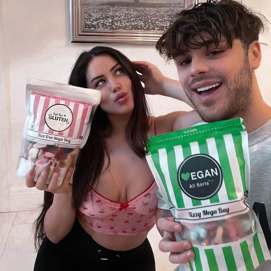 マーニー・シンプソンさんのインスタグラム写真 - (マーニー・シンプソンInstagram)「Win a years supply of Vegan All Sorts & Bye Bye Gluten🤯 - All you have to do is; - •Follow: @veganallsorts @byebyegluten.co.uk  @vasveganeasy - & Tag 3 friends! - Make sure your following we will be checking, multiple entries allowed! 👀 - Winner revealed on Friday 6pm! ⏰ - #ad」1月11日 2時45分 - marns