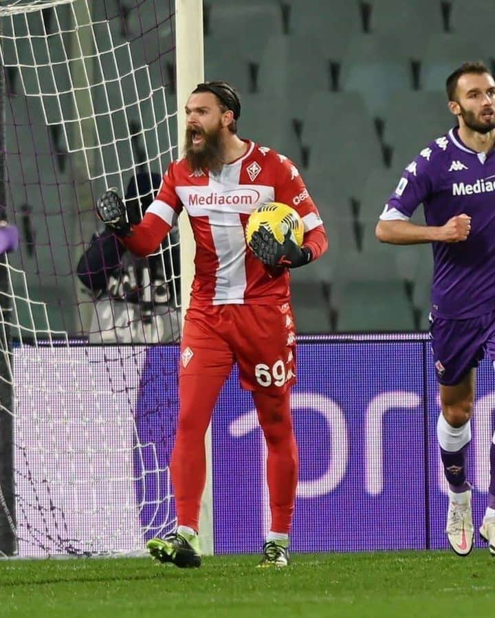 ACFフィオレンティーナさんのインスタグラム写真 - (ACFフィオレンティーナInstagram)「SUPER DRAGO 🐉  #ForzaViola 💜 #FiorentinaCagliari #FIOvCAG #Fiorentina #ACFFiorentina #Dragowski」1月11日 2時49分 - acffiorentina