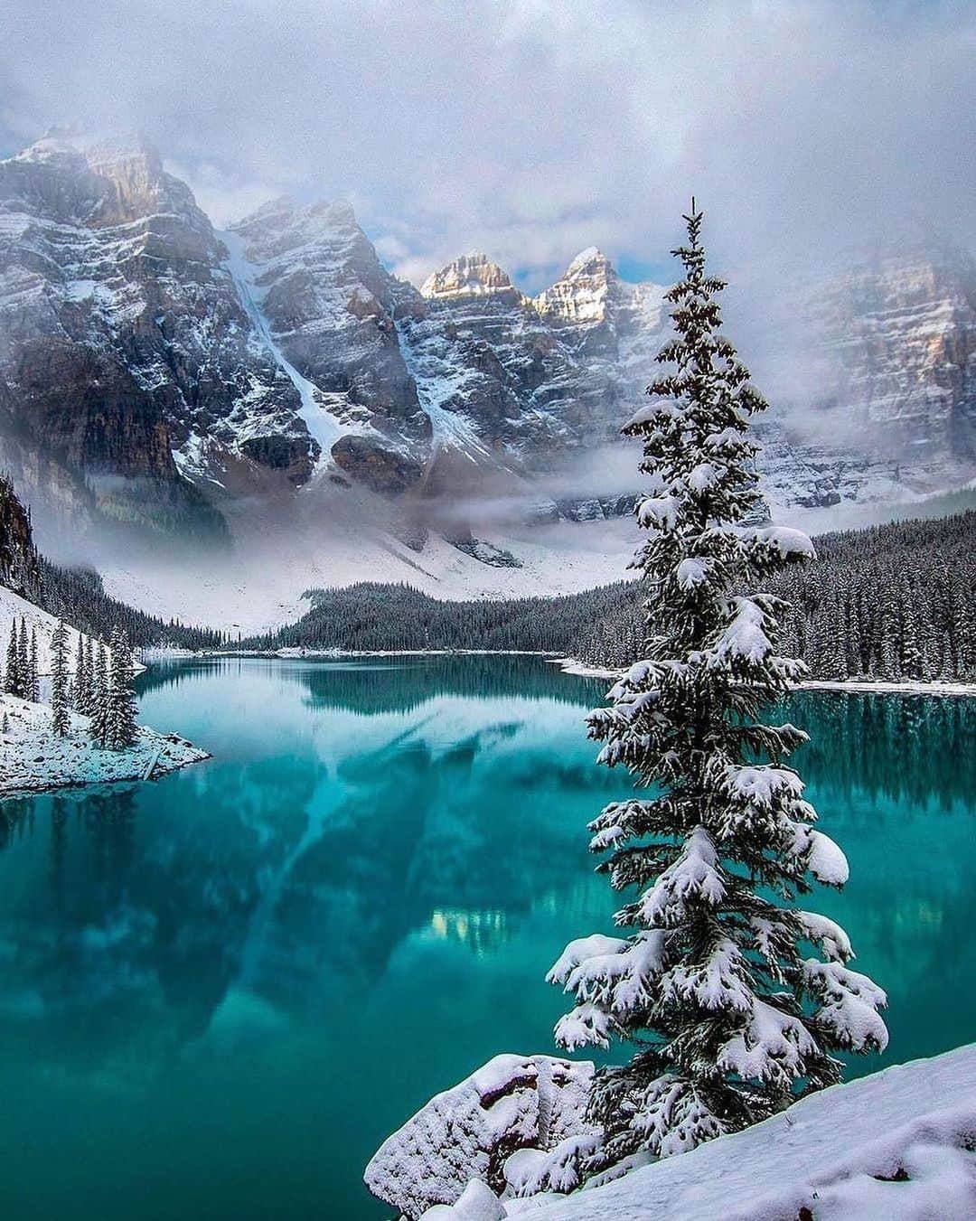 Canon Photographyさんのインスタグラム写真 - (Canon PhotographyInstagram)「Moraine lake during winter 🤩 Photography // @motherpixels Curated by @steffeneisenacher  #cpfeatureme #morainelake #canada #alberta #banffnationalpark」1月11日 2時50分 - cpcollectives