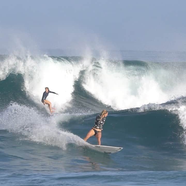 キャロライン・マークスのインスタグラム：「Going Back to back on a wave with @lakeypeterson at haliwea.. what do you score us? video by @thomas_allan 🏄‍♀️🌞」