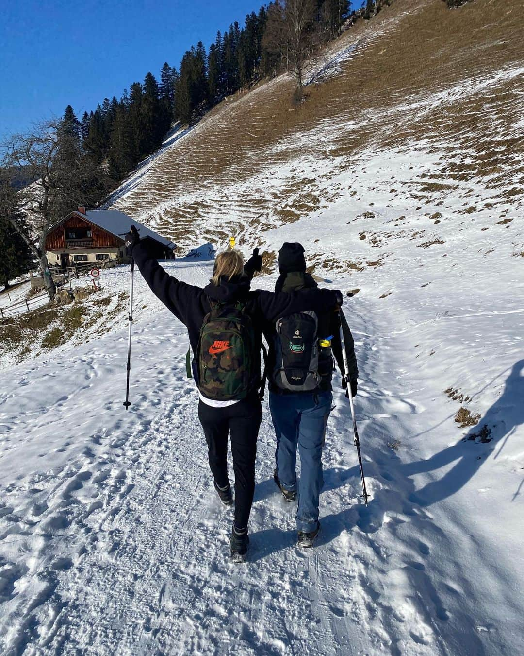 Verena Faisstさんのインスタグラム写真 - (Verena FaisstInstagram)「Mein Tag in einer Bildergalerie für euch zusammengefasst 🏔🥾☀️ Festzuhalten bleibt: „Die Frisur sitzt“ 😜 #wandern #derbergruft #gipfelstürmer #goilwars #scheenswetter #guteleute」1月11日 3時09分 - vereni2205