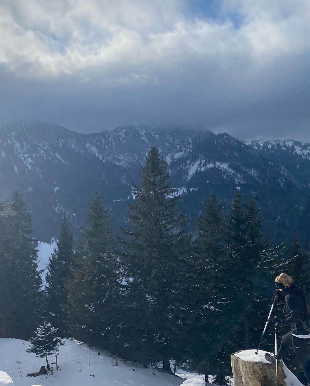 Verena Faisstさんのインスタグラム写真 - (Verena FaisstInstagram)「Mein Tag in einer Bildergalerie für euch zusammengefasst 🏔🥾☀️ Festzuhalten bleibt: „Die Frisur sitzt“ 😜 #wandern #derbergruft #gipfelstürmer #goilwars #scheenswetter #guteleute」1月11日 3時09分 - vereni2205