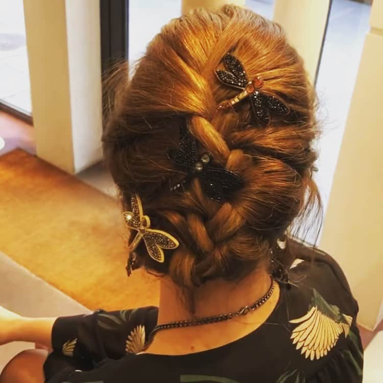 のインスタグラム：「Penteado lindo que @passaportefashionista fez em visita na @alexandredeparis_official 🥰🥰🥰  #alexandredeparis #fivelas #cabelo #penteado #hairstyle #Paris #presilhadecabelo」
