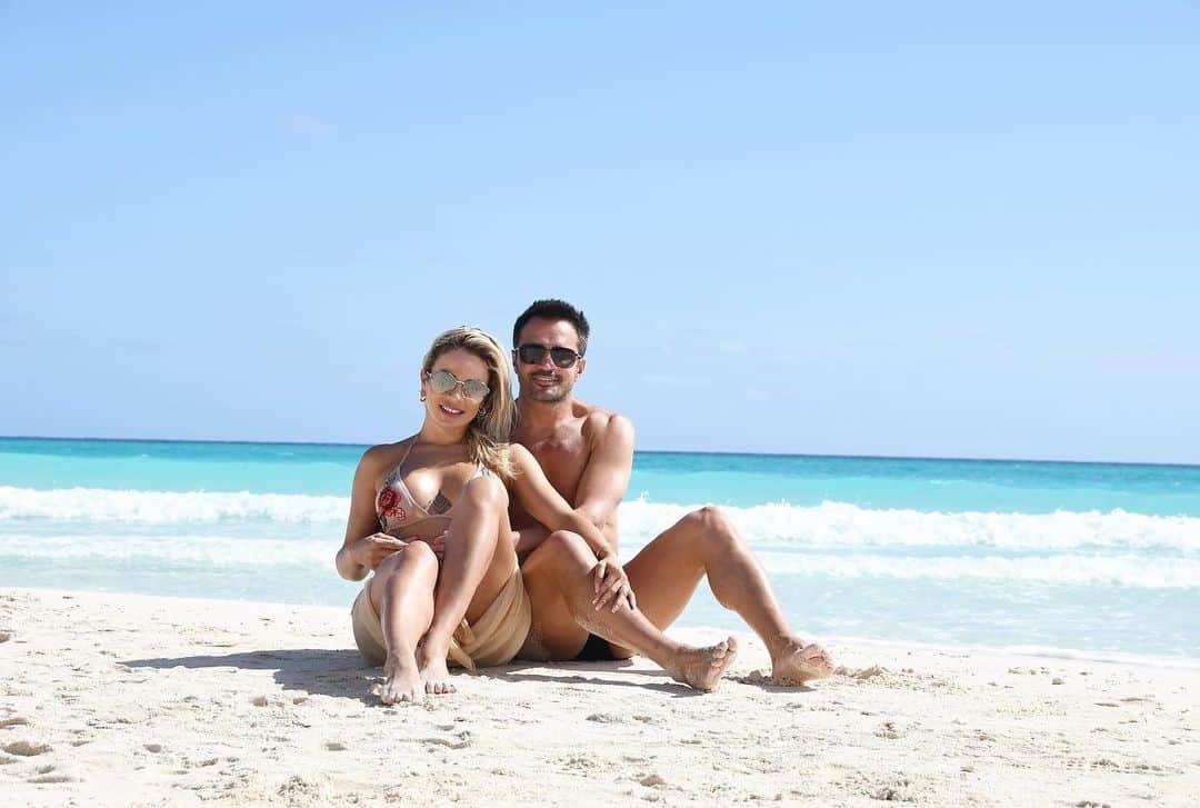 アレッサンドロ・ローザ・ヴィエイラのインスタグラム：「Na certeza que tem o amor da sua vida, viva-o intensamente ❤️ @lilifariav ❤️   Vou reagir a todos os comentários 🥂」