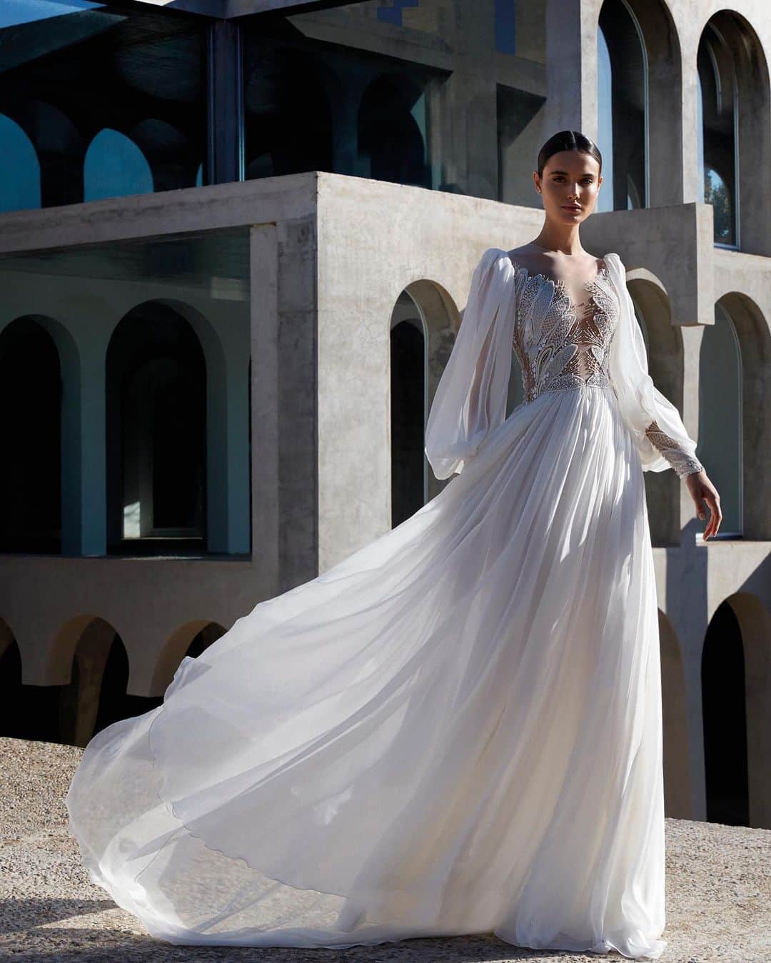 Pronoviasさんのインスタグラム写真 - (PronoviasInstagram)「Softly puffed sleeves and the most elegant plissé chiffon. Meet Denise from #AtelierPronovias by @alessandrarinaudo . Tag a friend who is getting married in 2021! #Pronovias」1月11日 3時12分 - pronovias