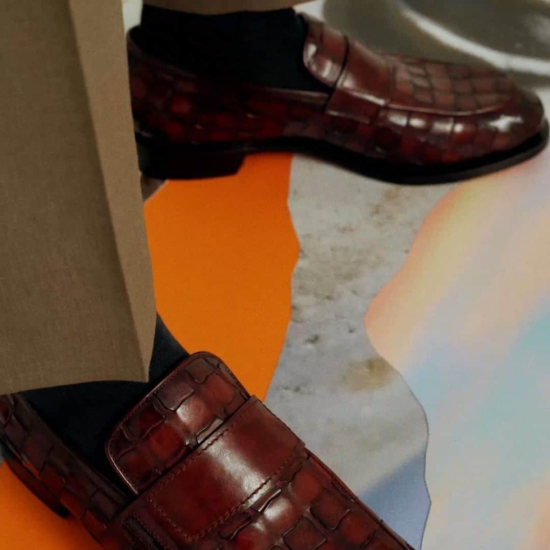 サントーニのインスタグラム：「Slip into a piece of art. Introducing SS21 men's collection with Trama.  #Santoni #SantoniSS21 #madeinsantoni」