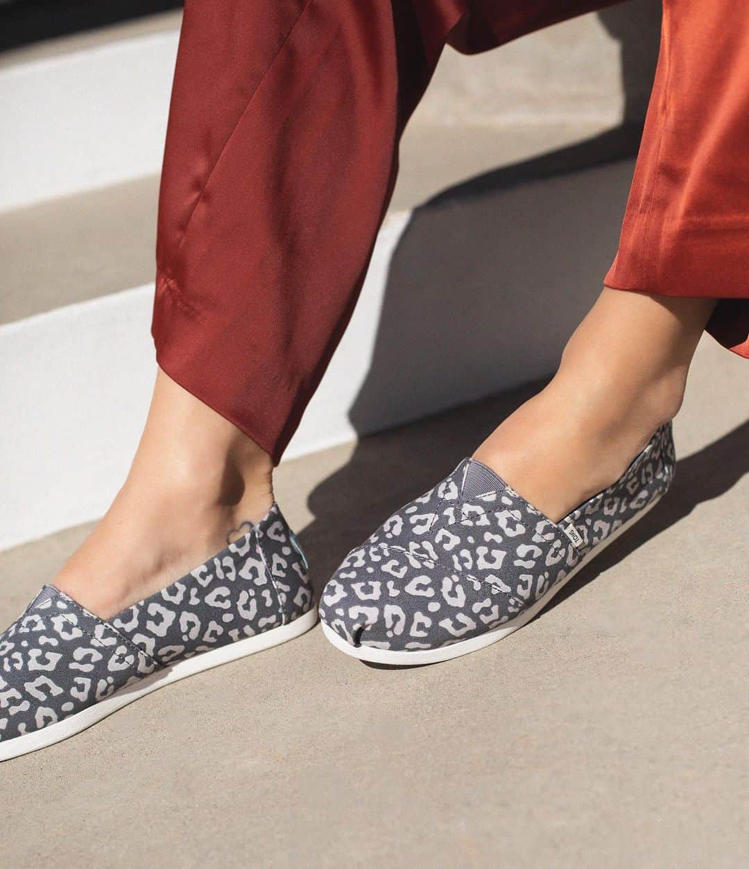 トムズシューズのインスタグラム：「It’s a jungle out there. Dress the part in a pair of leopard-print Alpargatas and for every $3 we make, we’ll give $1 away.」