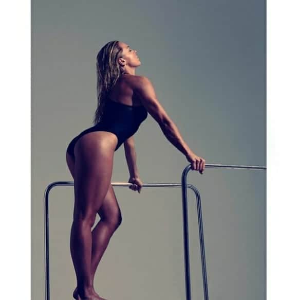 トニア・コーチのインスタグラム：「Just casually getting in the pool 😜 . . @benriggottstudio 📸」