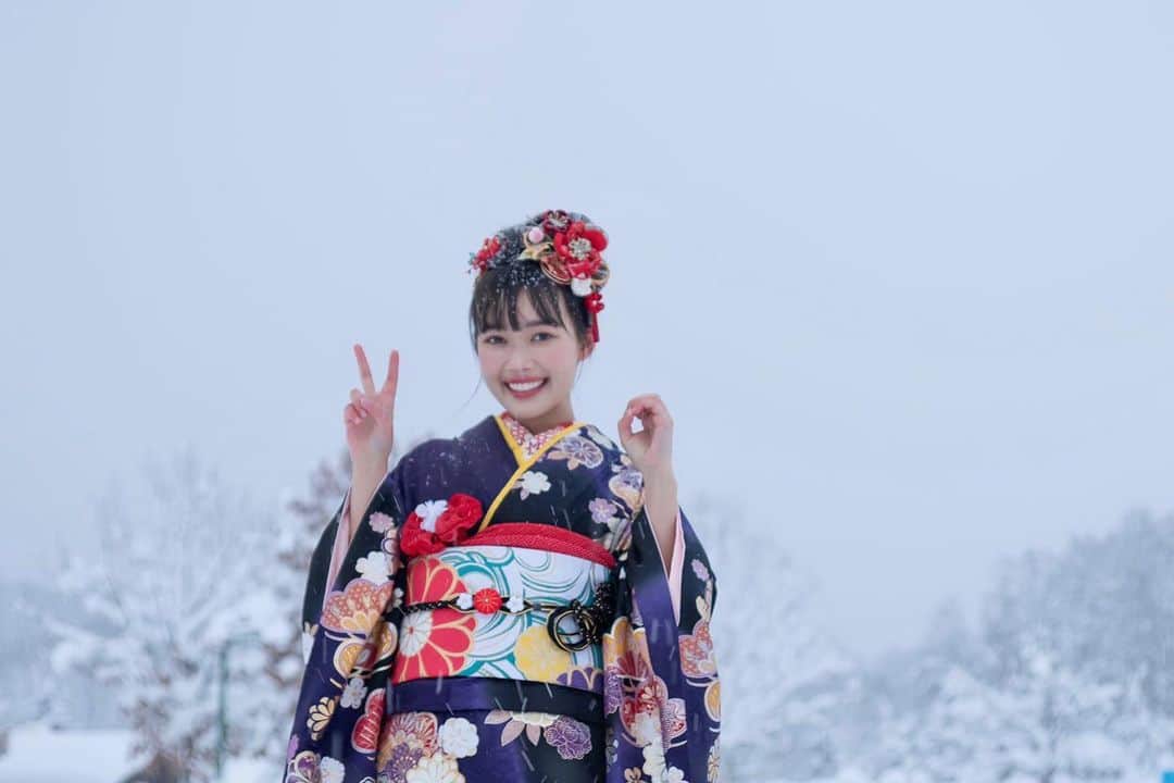 新井舞良のインスタグラム：「私事ですが、本日1月10日で20歳になりました！ 自分の中では凄く大きな節目だと感じていて、次のステップへ、旅立つタイミングだと思っております。  これまで20年間、未成年である私を支えてくれた大人の方々、そして両親への感謝を忘れず、これからは私が恩返ししていけたらいいなと思います！  そして、中止、延期になってしまった地域が多いと思いますが今日は本来だと成人式でした！ 私も、誕生日の日に地元の皆に会えることをずっと楽しみにしていたので少し残念ではありますが、またいつか会えることを楽しみに頑張ります！  新成人の皆さんおめでとうございます！🥰✨ 今年は何事もポジティブに！ハッピーに！笑いましょう！ これからも応援宜しくお願い致します！」