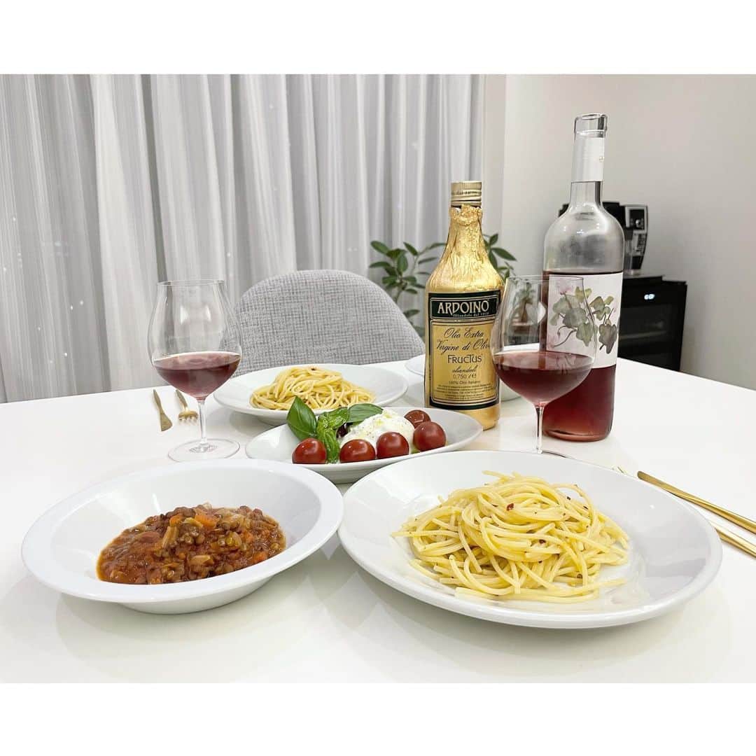 kumiのインスタグラム：「今夜は夫作☺︎☺︎ 激辛ペペロンチーノにレンズ豆の煮込みとカプレーゼ。  作ってくれたご飯は美味しさ100倍♡ 久しぶりのブラータも嬉しいな。  煮込みには残っていた野菜を全部入れてくれたみたい。  食べ物を捨てると言うことに 厳しいところもすき🦦  #残り物で謎の微妙な創作料理を作っても褒めてくれる #やる気でます」