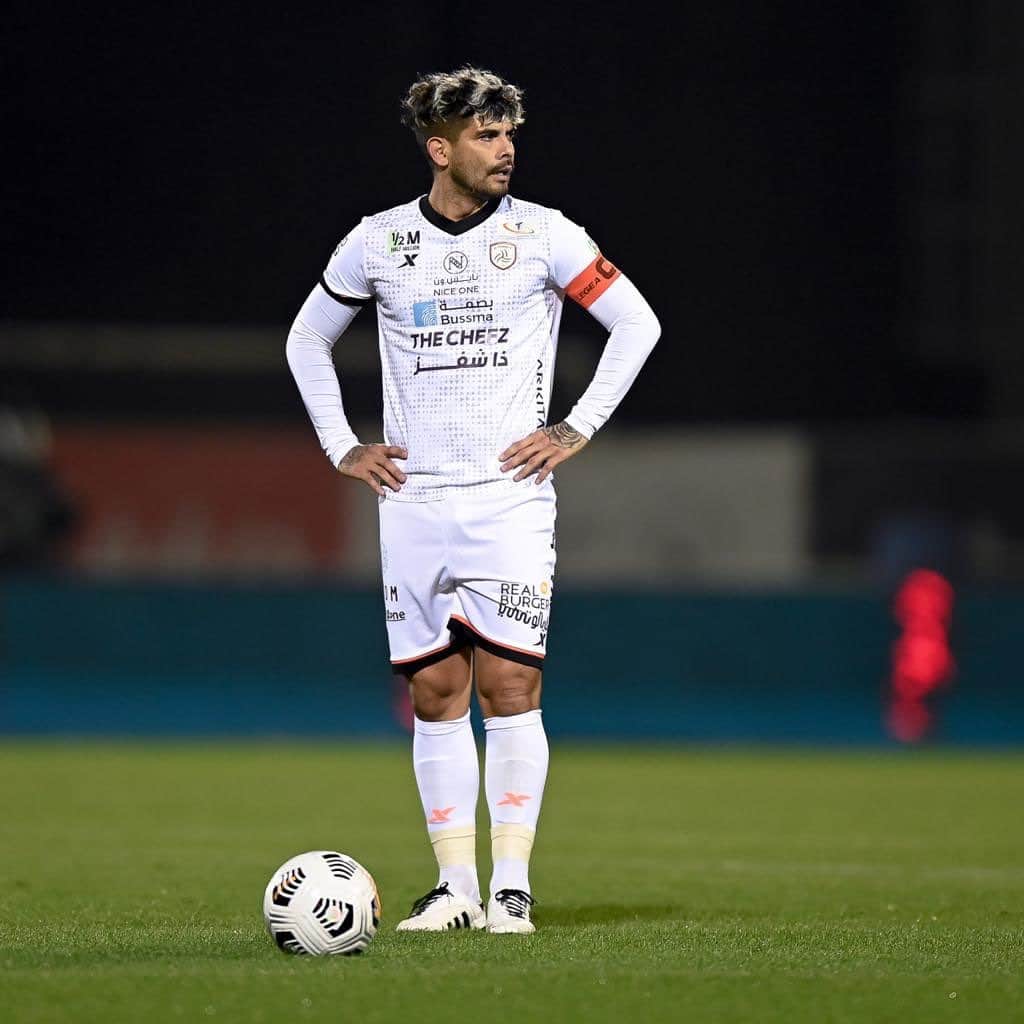 エベル・バネガのインスタグラム：「⬜️🟧⬛️⚽️1️⃣0️⃣ @alshababsaudifc」